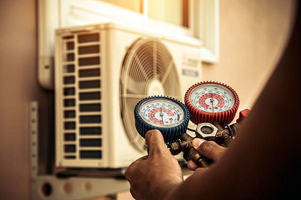 Professional Hvac technician working in Miramar Beach, FL